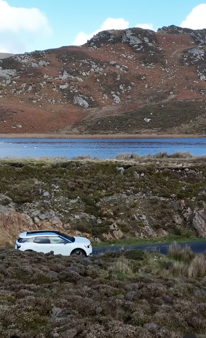 Explorer taking Wild Atlantic Way. LICENSE EXPIRES: PERPETUAL - LICENSE BY: Ford Europe LICENSE SCOPE: A - Earned editorial, press releases, press kits. B - All non-broadcast digital and online media. C - All non-broadcast digital and online media, plus Retail and POS (showrooms, events etc). D - All print media (newspaper, magazine etc) REGION: Global COPYRIGHT AND IMAGE RIGHTS: This content is solely for editorial use and for providing individual users with information. Any storage in databases, or any distribution to third parties within the scope of commercial use, or for commercial use is permitted with written consent from Ford of Europe only.